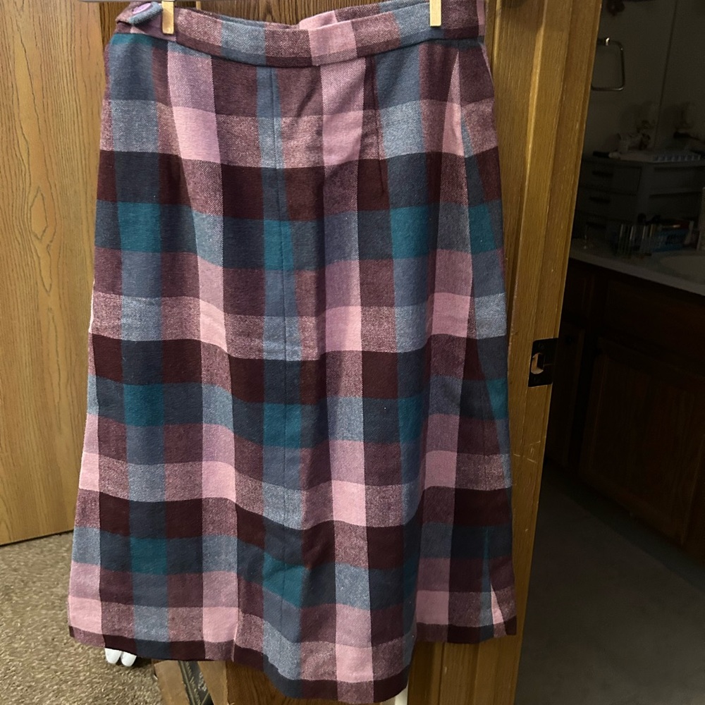Women’s vintage skirt Beautiful colors. Rarely worn.